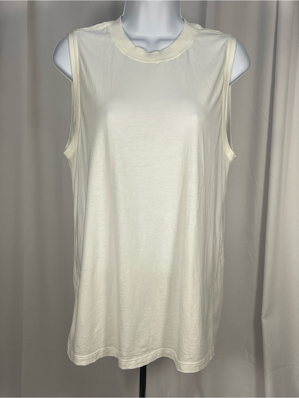lululemon athletica Sleeveless Crew Tank in WHITE SZ 4. Airy athleisure wear